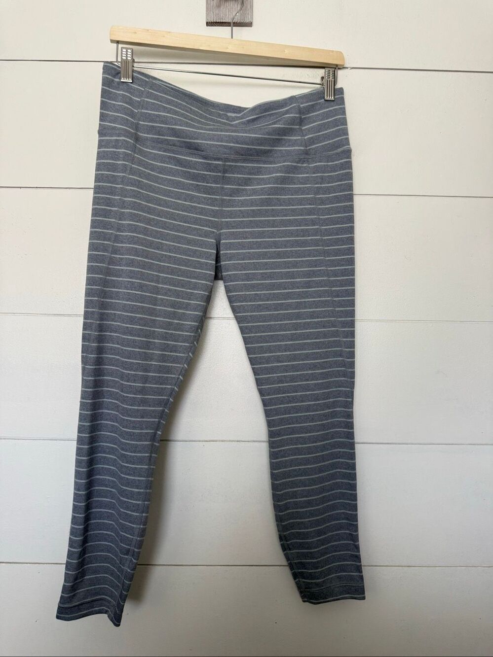 Athleta Women’s Large Grey White Stripe Salutation 7/8 Tight Ankle Athletic
